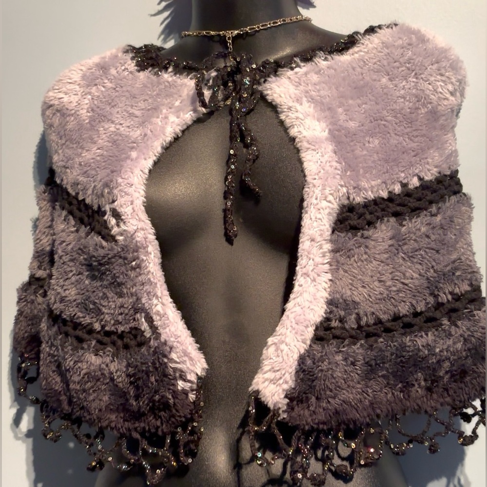 Faux Fur Black and Grey Hand Knitted Capelet - Picture 4 of 9